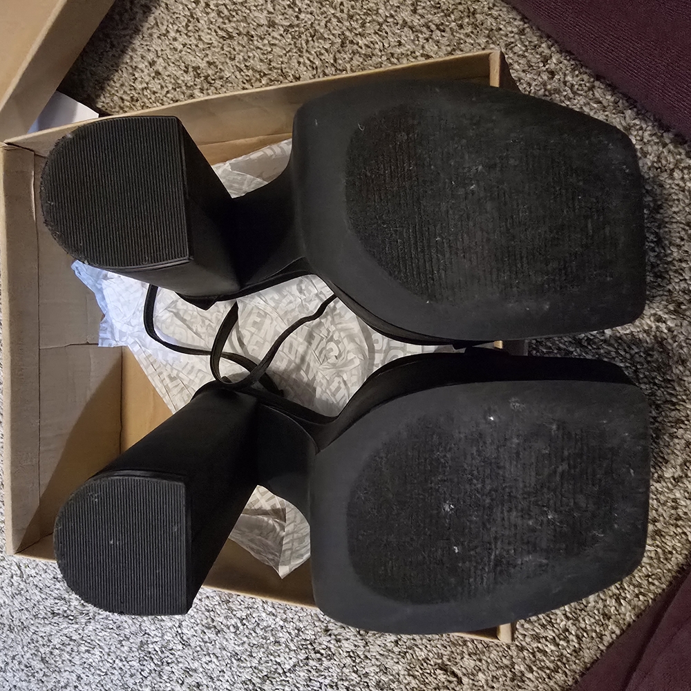 Elegant Black Platform Heels - Picture 10 of 10